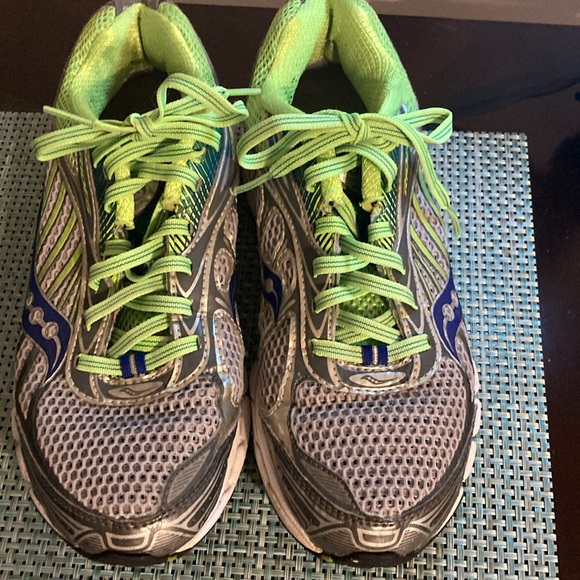 Ladies 8.5 running shoe - Picture 3 of 8